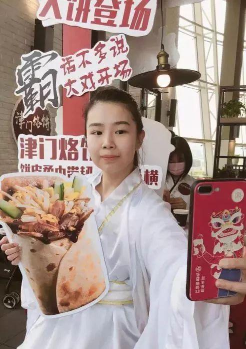 牌的镜头99re久久资源最新地址，揭示生活中的偶然与必然